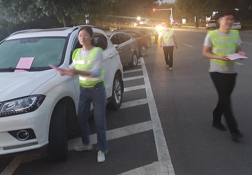 安丘市醫(yī)療保障局組織開展安全文明停車引導(dǎo)志愿服務(wù)活動，提升停車服務(wù)質(zhì)量